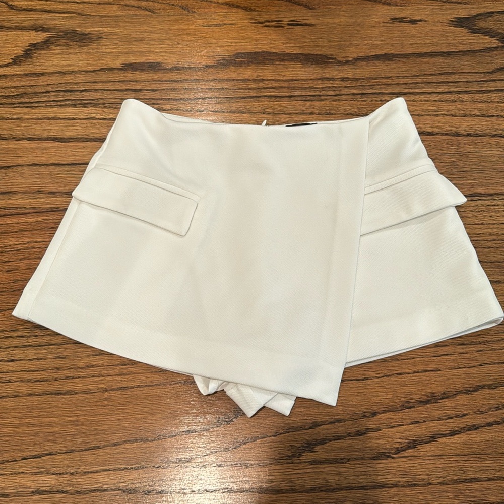 NBD White Skort Size XS with front pockets